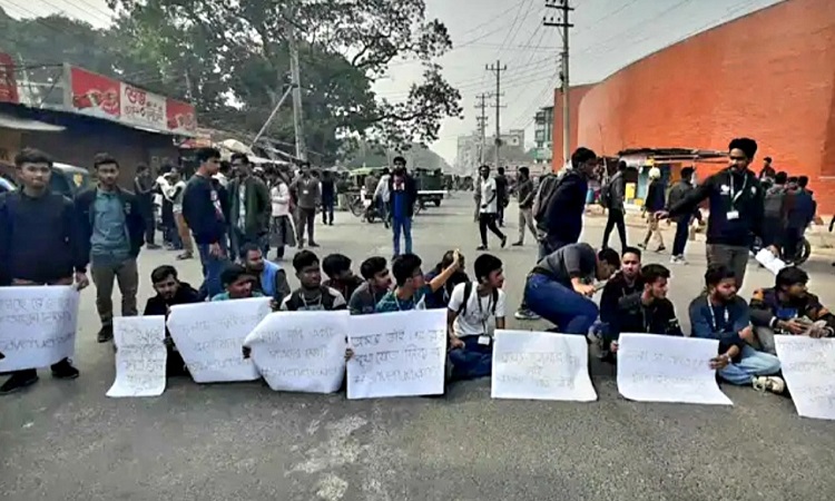 রুয়েট শিক্ষার্থীদের বিক্ষোভে ৪ ঘণ্টা মহাসড়ক অবরোধ