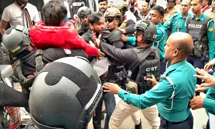 রাজশাহী পুলিশ লাইনস্ স্কুলে শিক্ষার্থীদের রোষানলে পুলিশ