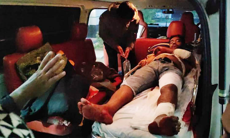 নড়াইলে সাংবাদিককে কুপিয়েছে জখম