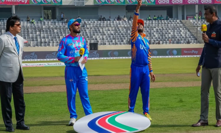 টস জিতে খুলনাকে ব্যাটিংয়ে পাঠাল চিটাগং