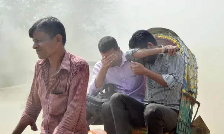 দূষিত বাতাসে বছর শুরু করল ঢাকা