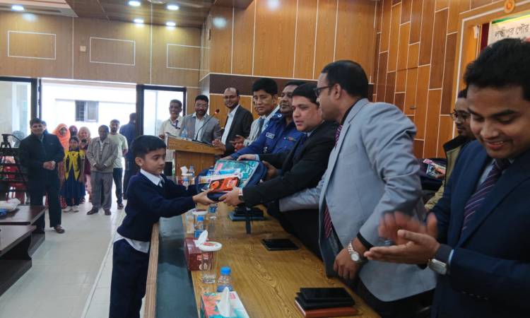 লক্ষ্মীপুরে শিক্ষা উপকরণ পেল ৩৫০ মেধাবী শিক্ষার্থী