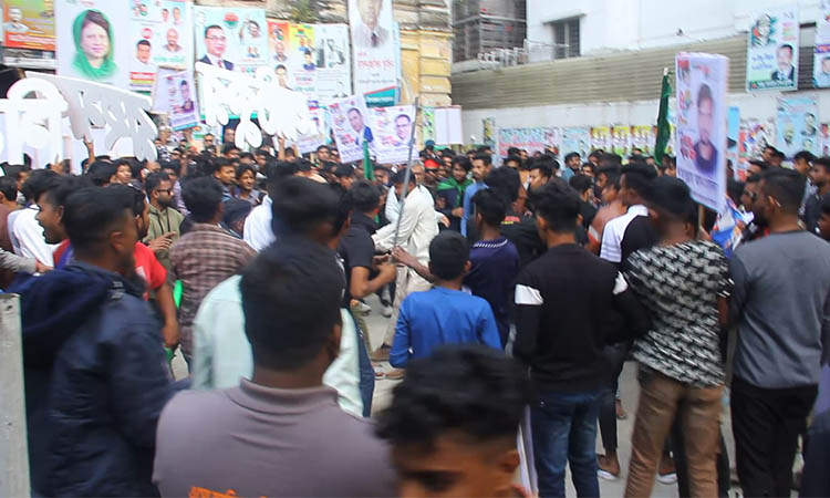 প্রতিষ্ঠাবার্ষিকীতে মারামারিতে জড়ালো ছাত্রদল, মোটরসাইকেল ভাঙচুর