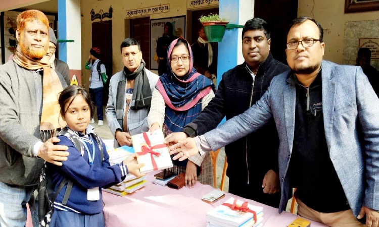 রহনপুর গাজী শিশু শিক্ষা নিকেতনে নতুন বই বিতরণ