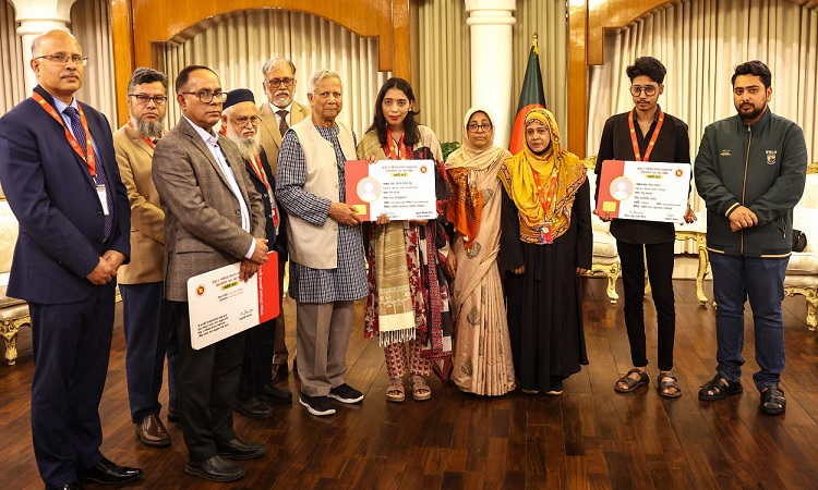 জুলাই গণঅভ্যুত্থানে আহতদের স্বাস্থ্যকার্ড বিতরণ কার্যক্রম উদ্বোধন