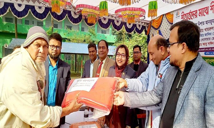 গোমস্তাপুরে ব্যুরো বাংলাদেশ-এর শীতবস্ত্র বিতরণ