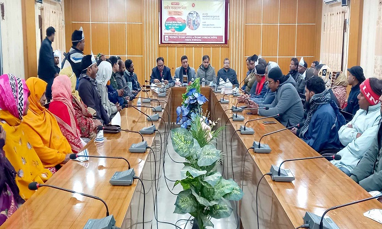 গোমস্তাপুরে প্রতিবন্ধীদের মাঝে হুইল চেয়ার বিতরণ