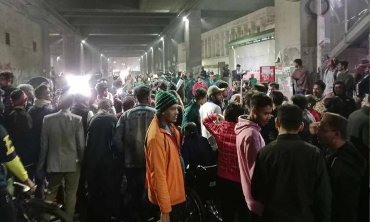 শাহবাগে গণঅভ্যুত্থানে আহতদের সড়ক অবরোধ