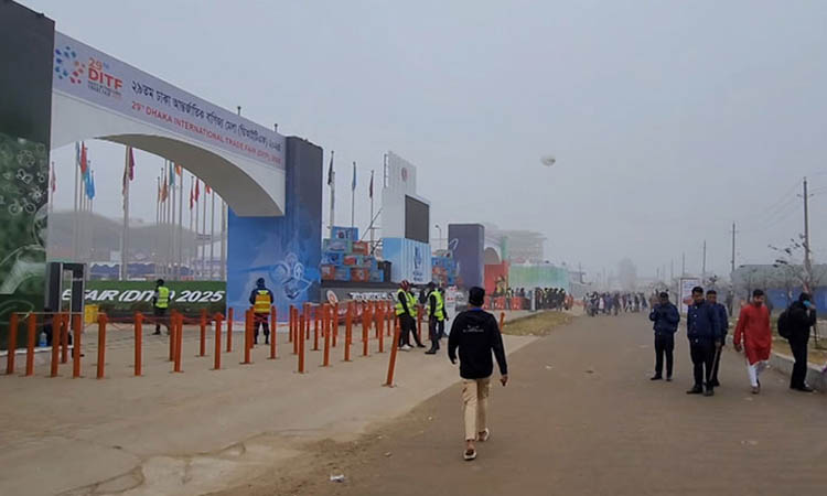 বৈরী আবহাওয়ায় ক্রেতা-দর্শনার্থীশূন্য বাণিজ্য মেলা