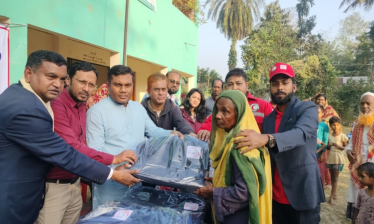 ঝিনাইগাতীতে রেড ক্রিসেন্টের কম্বল বিতরণ