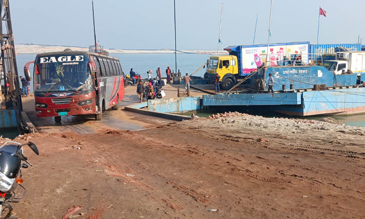 দৌলোদিয়া-পাটুরিয়া নৌপথে ফেরি চলাচল স্বাভাবিক