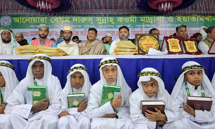 পূবাইলে কওমি মাদ্রাসা ও এতিমখানায় বই-পুরস্কার বিতরণ