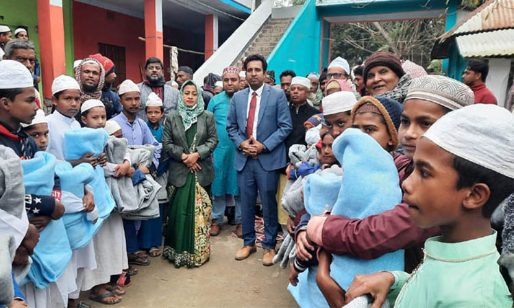 নড়াইলে শীতার্তদের মাঝে কম্বল বিতরণ