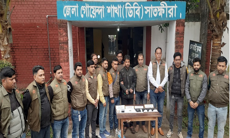 সাতক্ষীরায় বিদেশি পিস্তল, ম্যাগজিন ও ৬ রাউন্ড গুলিসহ আটক ১