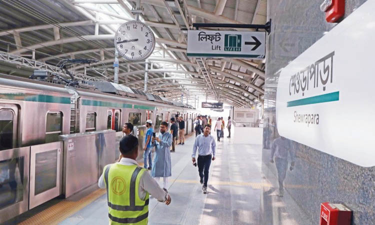 দুই নারীর জন্য ২৬ মিনিট বন্ধ মেট্রোরেল