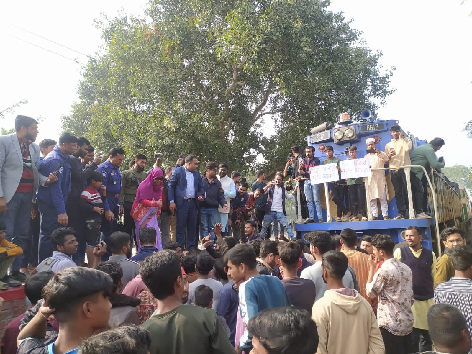 সুন্দরবন ও চিত্রা এক্সপ্রেসের যাত্রাবিরতির দাবিতে দর্শনায় রেল অবরোধ