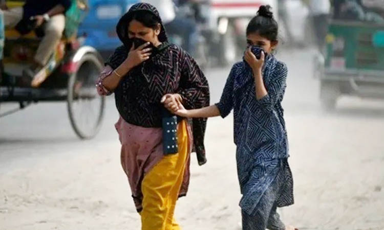 আজও বায়ুদূষণের শীর্ষে ঢাকা, বাইরের কাজ সীমাবদ্ধ রাখার পরামর্শ