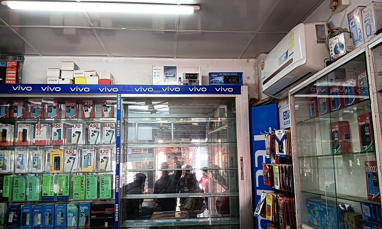 তালায় মোবাইল দোকানে ৬৫টি স্মার্টফোন চুরি