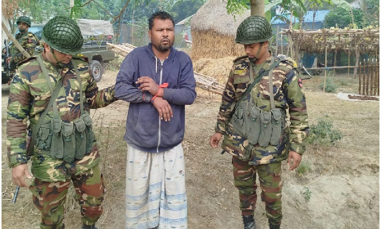 পাবনায় সেনাবাহিনীর অভিযানে সন্ত্রাসী কবির বাবু গ্রেফতার