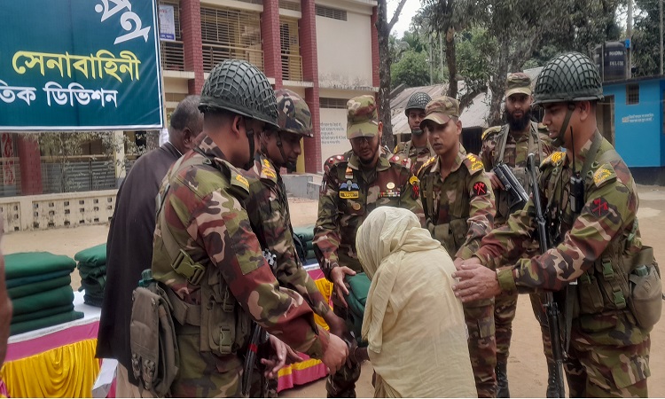 বোদায় সেনাবাহিনীর উদ্যোগে শীতার্তদের মাঝে কম্বল বিতরণ
