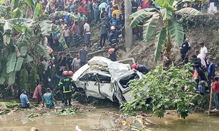 ফরিদপুরে ট্রেনের ধাক্কায় মাইক্রোবাসের ৫ যাত্রী নিহত