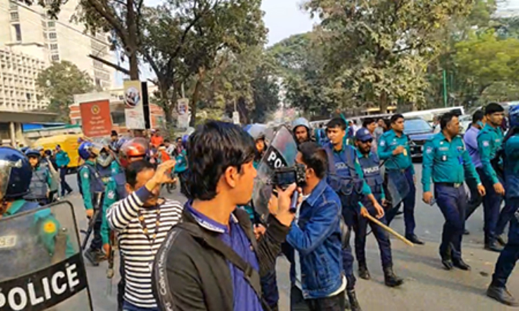 সচিবালয় গেটে পুলিশ-শিক্ষার্থীদের ধাওয়া-পাল্টা ধাওয়া