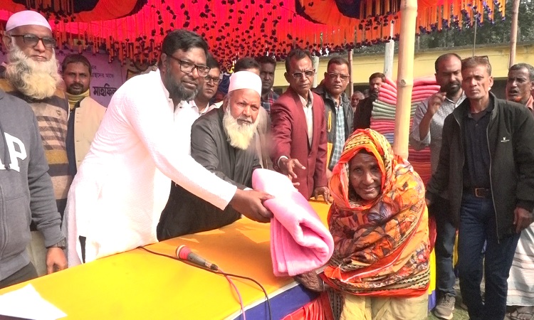 কুড়িগ্রামে অসহায় শীতার্তদের মাঝে কম্বল বিতরণ