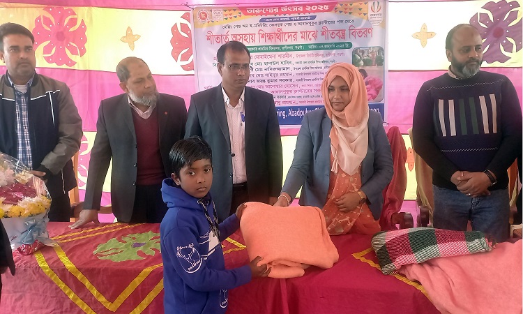 রাণীনগরে অসহায় শিক্ষার্থীদের মাঝে শীতবস্ত্র বিতরণ