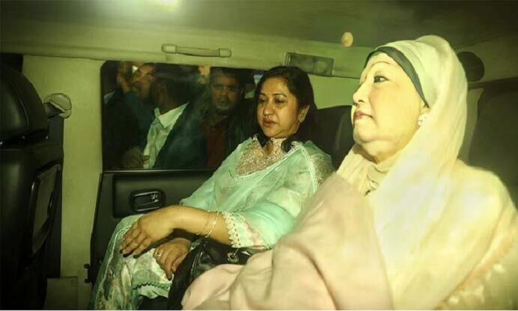 বিমানবন্দরের পথে খালেদা জিয়া