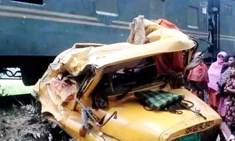 জামালপুরে ট্রাক-ট্রেনের সংঘর্ষ, আহত ৪