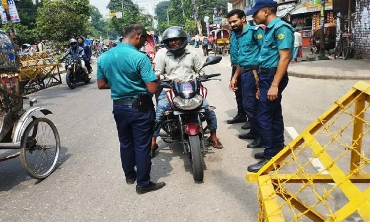 ট্রাফিক আইন লঙ্ঘনে ডিএমপির অভিযানে ২২৪৩ মামলা