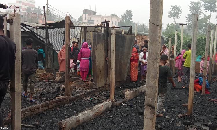 ফেনীতে অগ্নিকাণ্ডে ১৮টি বসতঘর ভস্মীভূত
