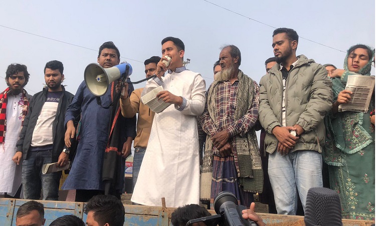জুলাই ঘোষণাপত্র প্রকাশের দাবিতে লিফলেট বিতরণে সারজিস