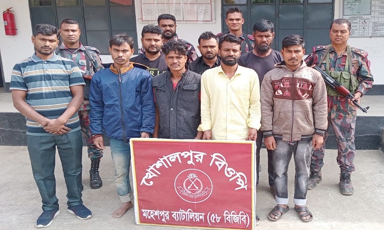 মহেশপুর সীমান্তে বিজিবির হাতে শিশুসহ ২৪ নারী-পুরুষ আটক