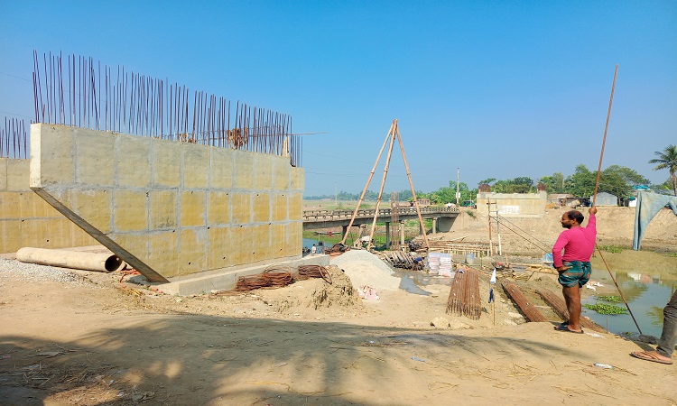 সাঁথিয়ায় সরকারি কাজে বাধা, প্রকৌশলীকে মারধরের অভিযোগ