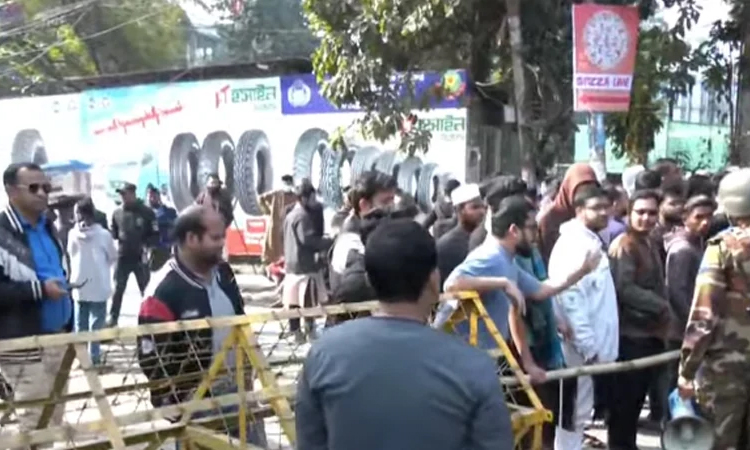 বকশীবাজারে শিক্ষার্থীদের সড়ক অবরোধ, ঘটনাস্থলে সেনাবাহিনী
