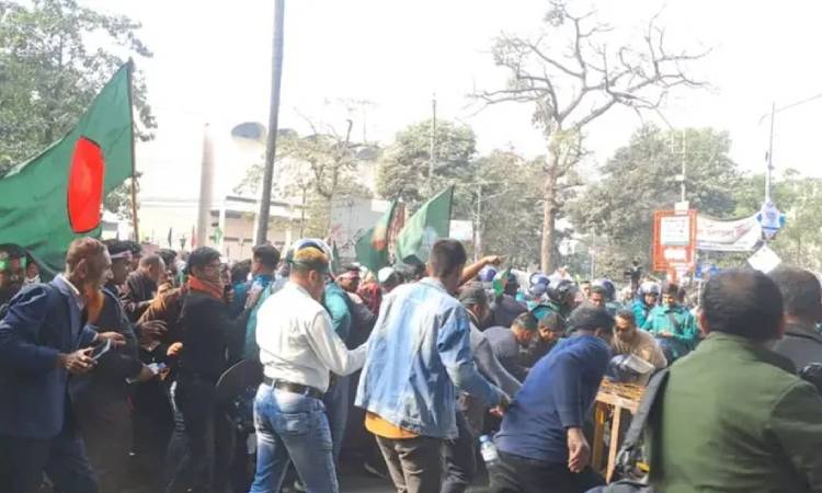ব্যারিকেড ভেঙে শাহবাগে বিক্ষোভকারীদের অবস্থান