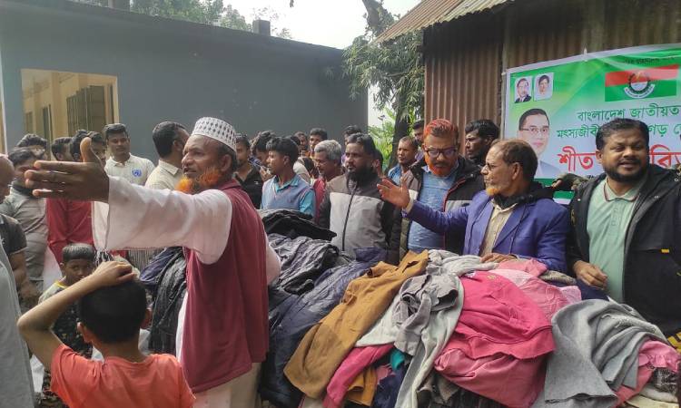 পঞ্চগড়ে শীতার্ত মানুষের মাঝে শীতবস্ত্র বিতরণ