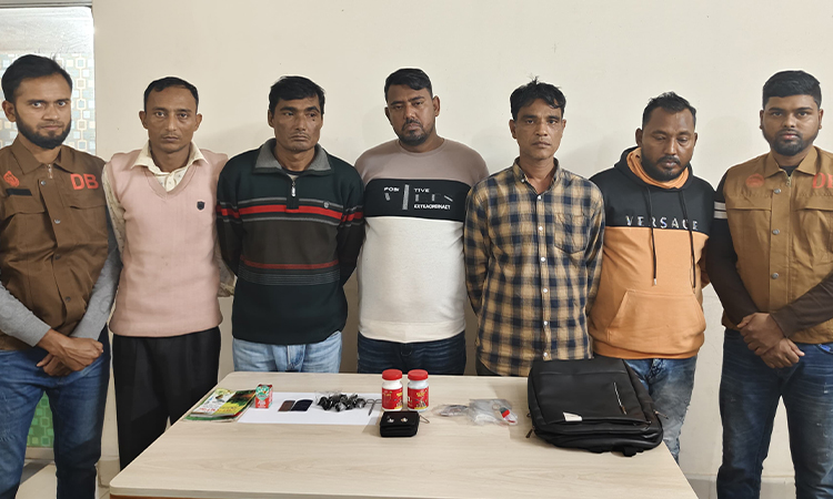 যাত্রী বেশে মলম দিয়ে সর্বত্র লুট, চক্রের ৫ সদস্য গ্রেফতার