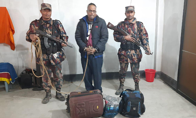 ভারতে অনুপ্রবেশকালে চার দেশের মুদ্রাসহ এক ব্যক্তি আটক