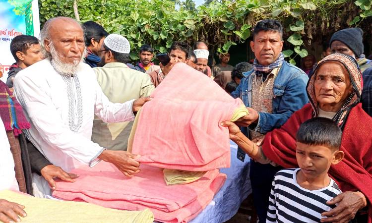 সরিষাবাড়ীতে দরিদ্রদের মাঝে শীতবস্ত্র বিতরণ