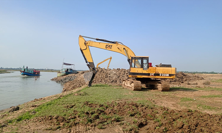 ভেকু দিয়ে কাটা হচ্ছে মাটি, বাল্কহেডে যাচ্ছে ঢাকার ইটভাটায়