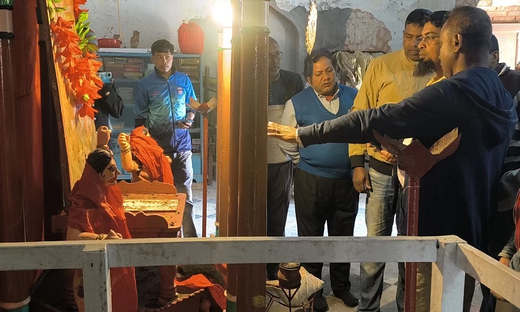 মন্দিরের দরজা ভেঙে প্রতিমার স্বর্ণের চেন ও মুকুট চুরি