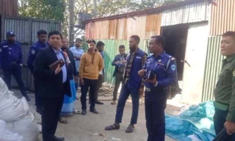সরাইলে নিষিদ্ধ পলিথিন উৎপাদনের অভিযোগে লাখ টাকা জরিমানা