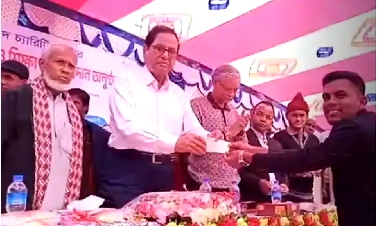 তানোরে শিক্ষার্থীদের মাঝে ল্যাপটপ ও শিক্ষাবৃত্তি প্রদান করলেন শিক্ষা প্রতিমন্ত্রী