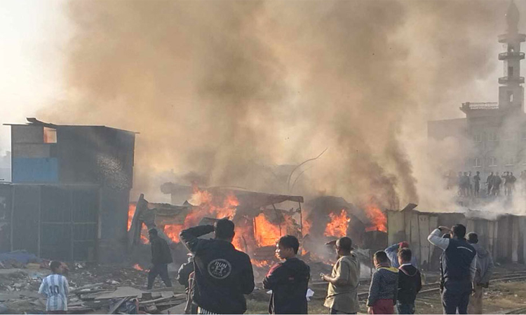 তেজগাঁওয়ে ট্রাকস্ট্যান্ডে আগুন, নিয়ন্ত্রণে ৩ ইউনিট