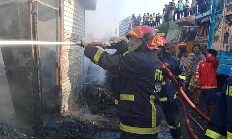 আধঘণ্টার চেষ্টায় তেজগাঁও ট্রাকস্ট্যান্ডের আগুন নিয়ন্ত্রণে