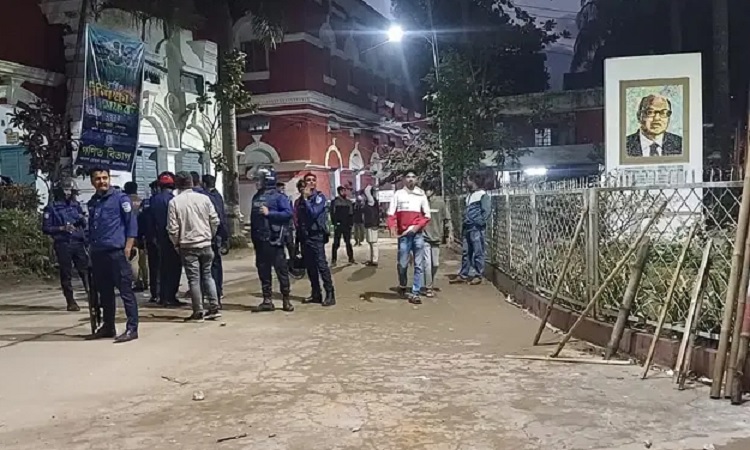 ময়মনসিংহে ছাত্রদল-বৈষম্যবিরোধীদের সঙ্গে শিক্ষার্থীদের সংঘর্ষ, ছাত্রাবাস বন্ধ ঘোষণা