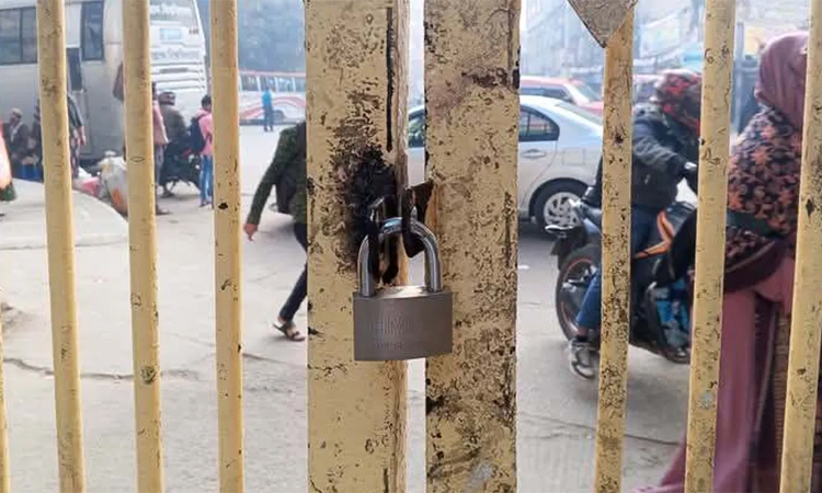 জবির প্রধান ফটকে তালা দিলো  শিক্ষার্থীরা