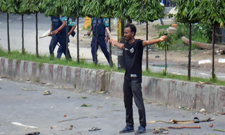 ট্রাইব্যুনালে ২৫ জনের বিরুদ্ধে আবু সাঈদের পরিবারের অভিযোগ
